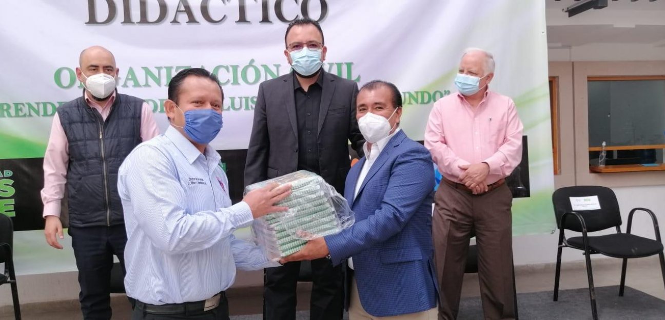 Ayuntamiento de Soledad entrega dotación de libros a niños de educación básica