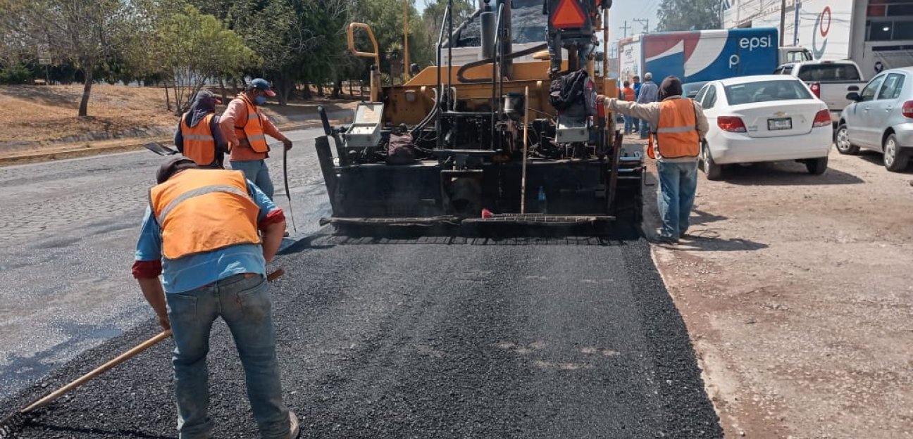 Ayuntamiento de Soledad rehabilita carriles laterales de Carretera a Matehuala