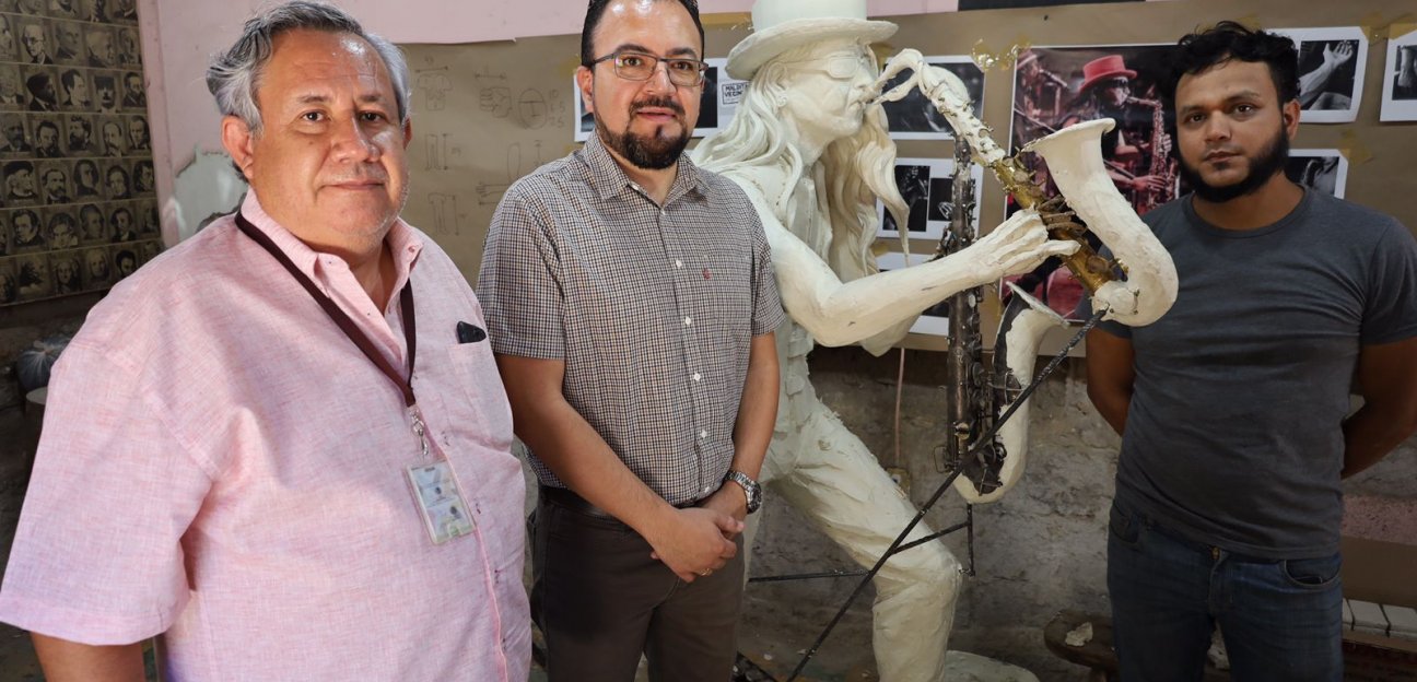 Alcalde de Soledad supervisa avances de la escultura de Sax 
