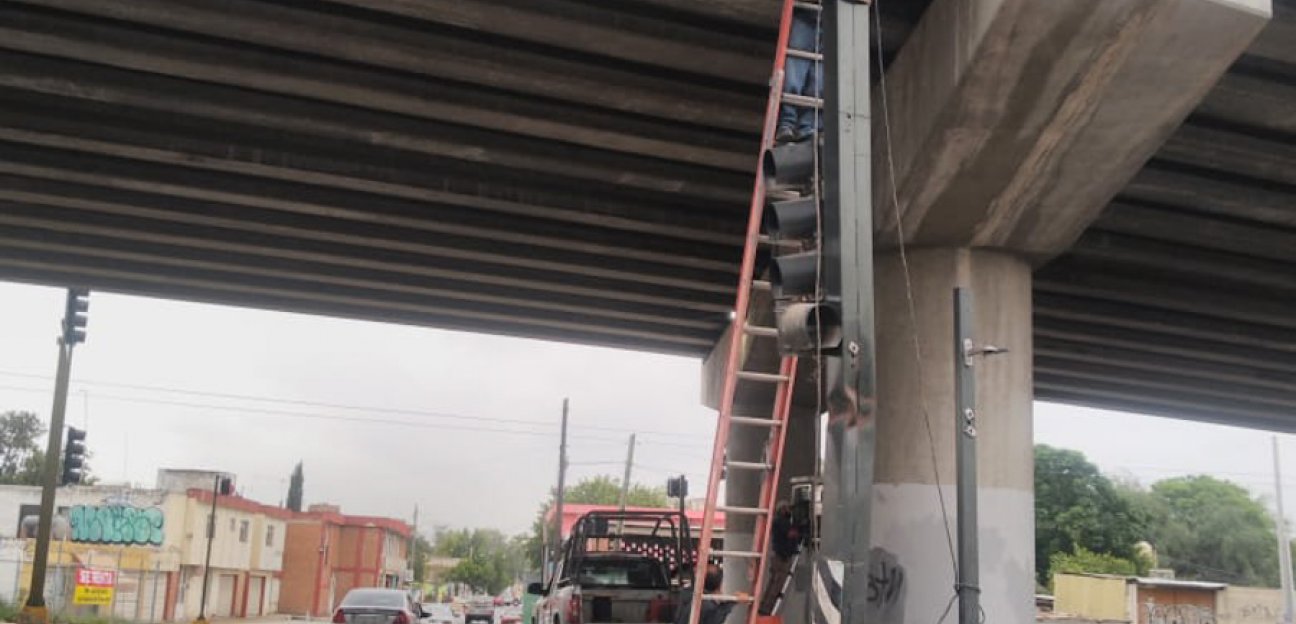 Policía Vial de Soledad revisa correcto funcionamiento de los semáforos 