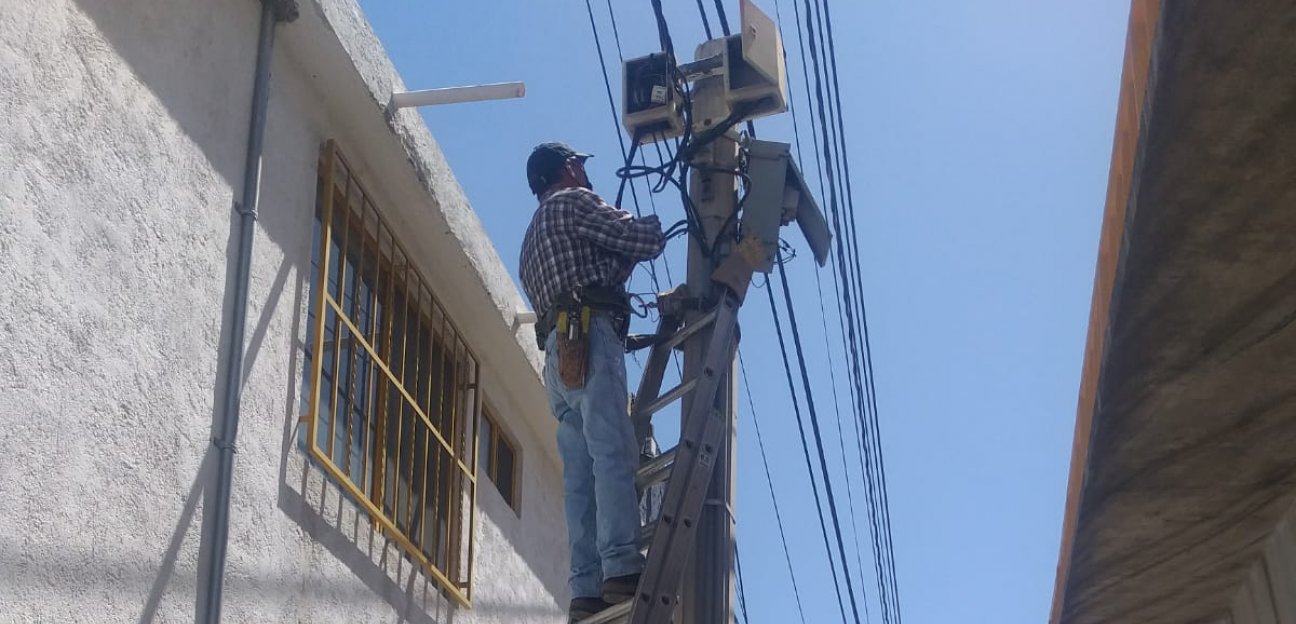 Supervisan fallas del alumbrado público por lluvias 