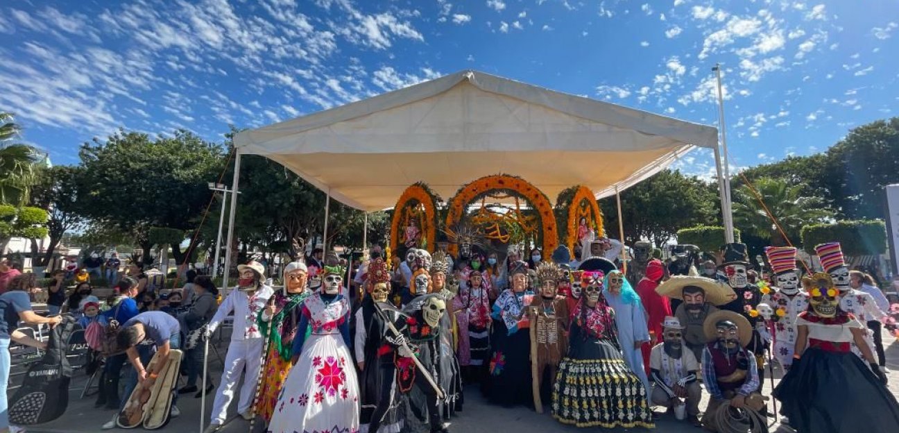 Alcaldesa de SGS inaugura monumental altar de muertos y da inicio a las actividades Xantolo en tu Ciudad