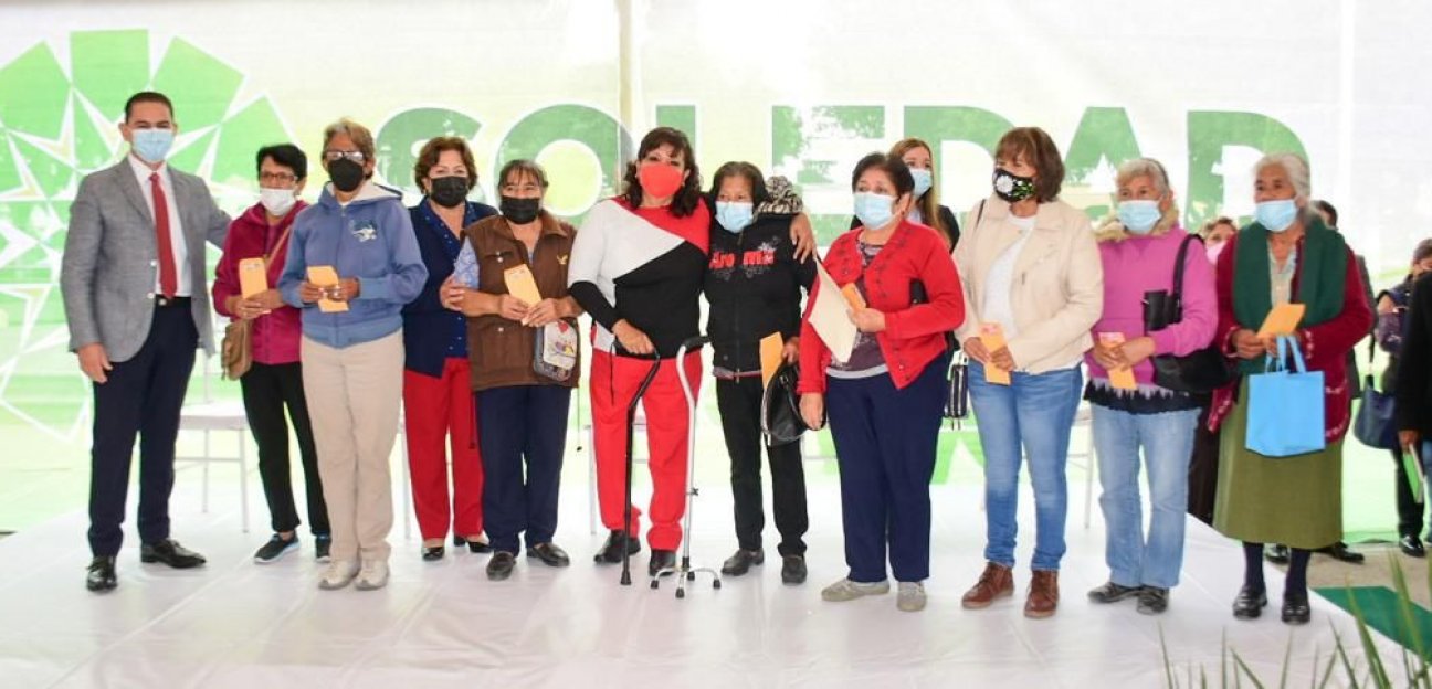 Alcaldesa de Soledad entrega programa de apoyo a adultos mayores
