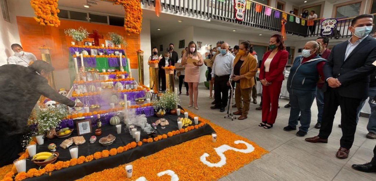 Leonor Noyola inauguró altar de muertos en Palacio Municipal