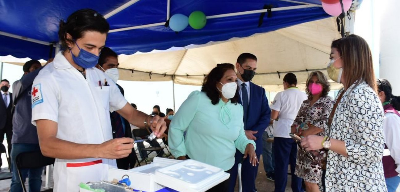 Alcaldesa Leonor Noyola realiza recorrido en puesto de vacunación  contra COVID-19