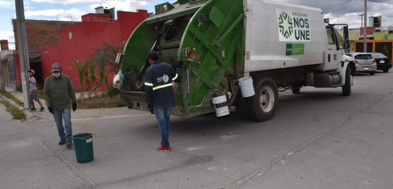 Exhortan a la población a no tirar basura en la calle y esperar los servicios de recolección de desechos domésticos