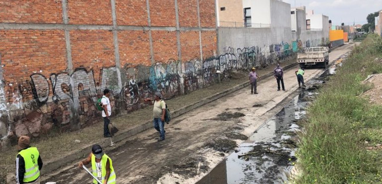 Inicia limpieza del dren ubicado en Villa de Cactus