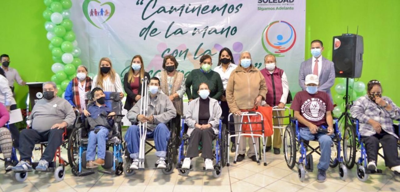 DIF Municipal de Soledad de Graciano Sánchez, entrega sillas de ruedas y equipo médico ortopédico