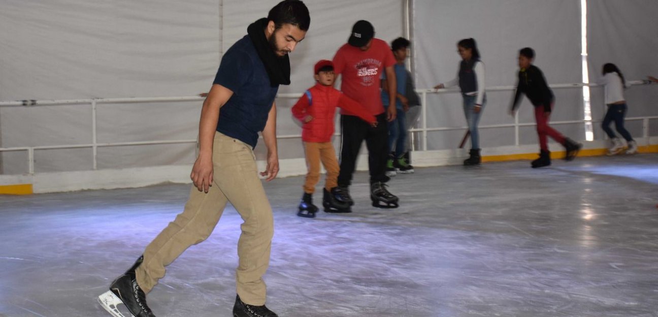 Invita alcaldesa de Soledad a visitarla pista de hielo que entró en operación este sábado