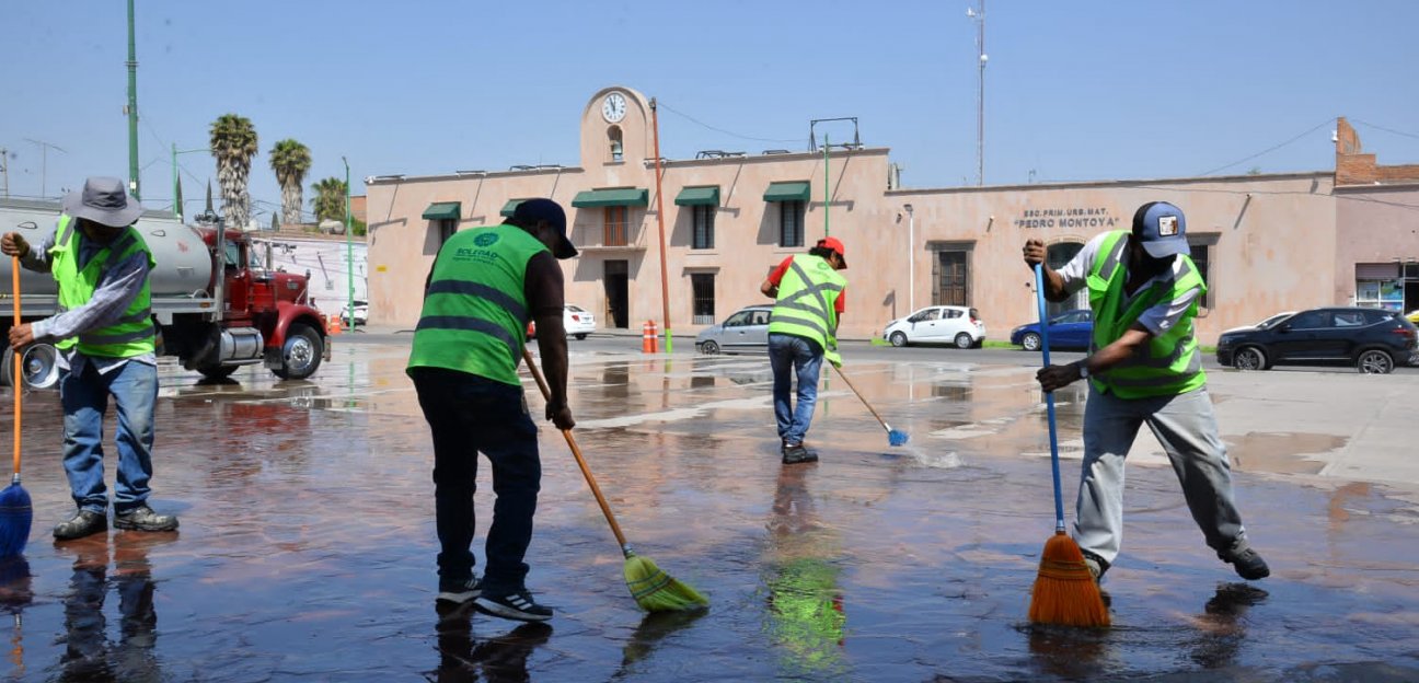 Inician labores de limpieza en la plaza principal del municipio