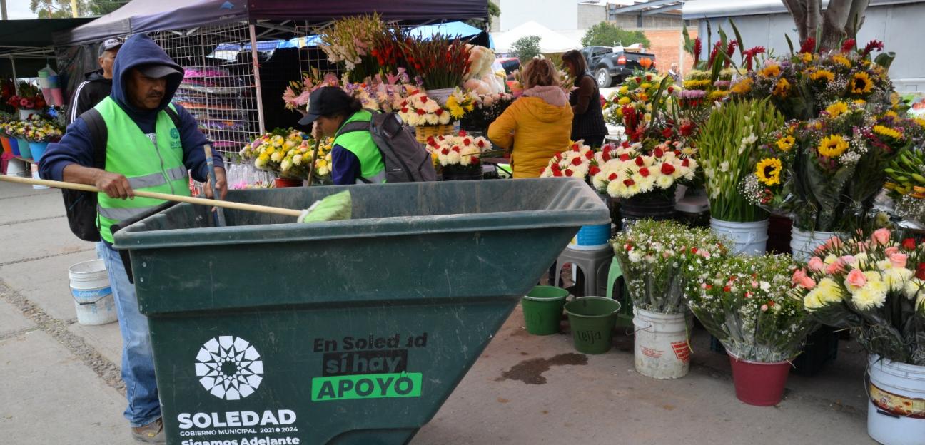 Ardua y permanente labor de limpieza en panteones municipales, tras Día de Muertos