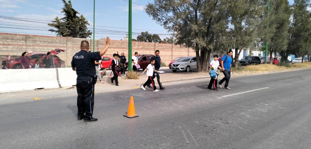 Tránsito y Policía Vial de Soledad refuerza apoyo a la ciudadanía en paso peatonal de Bulevar Valle de Los Fantasmas 