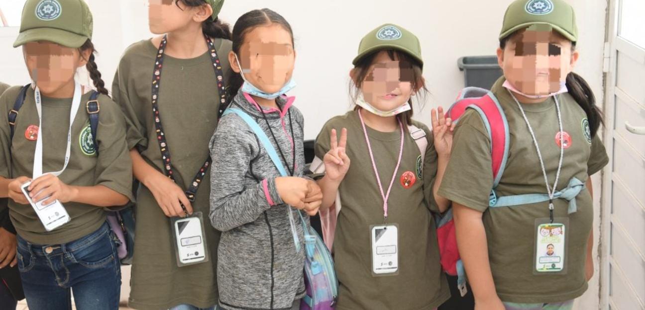 Niñas y niños del campamento -Pequeños Guardianes- visitan empresa de chocolates y el Aeropuerto Ponciano Arriaga