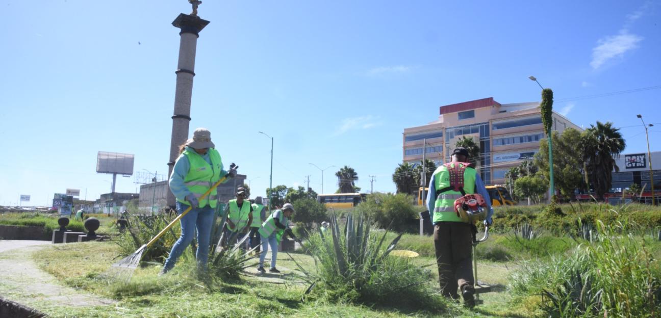 Ayuntamiento de Soledad inicia limpieza en monumento al Ángel de la Independencia en el Río Santiago