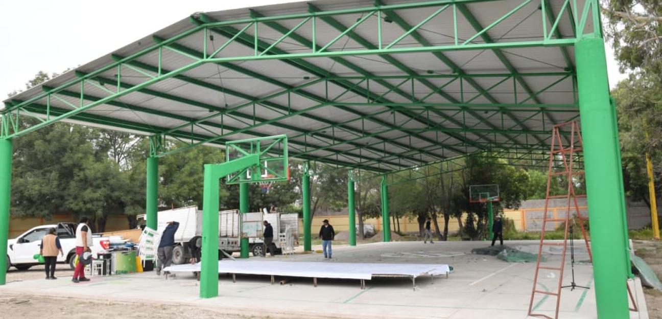 Padres y maestros de Telesecundaria Julián Carrillo celebran techado escolar para la juventud