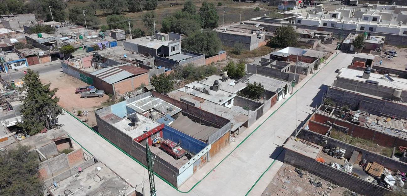 Juan Manuel Navarro entrega calle pavimentada en la colonia Cruz de Rivera, transformando la vida de las familias