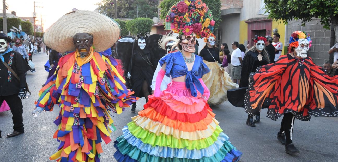Soledad vive el xantolo con multitudinario desfile: comparas, música y convivencia social