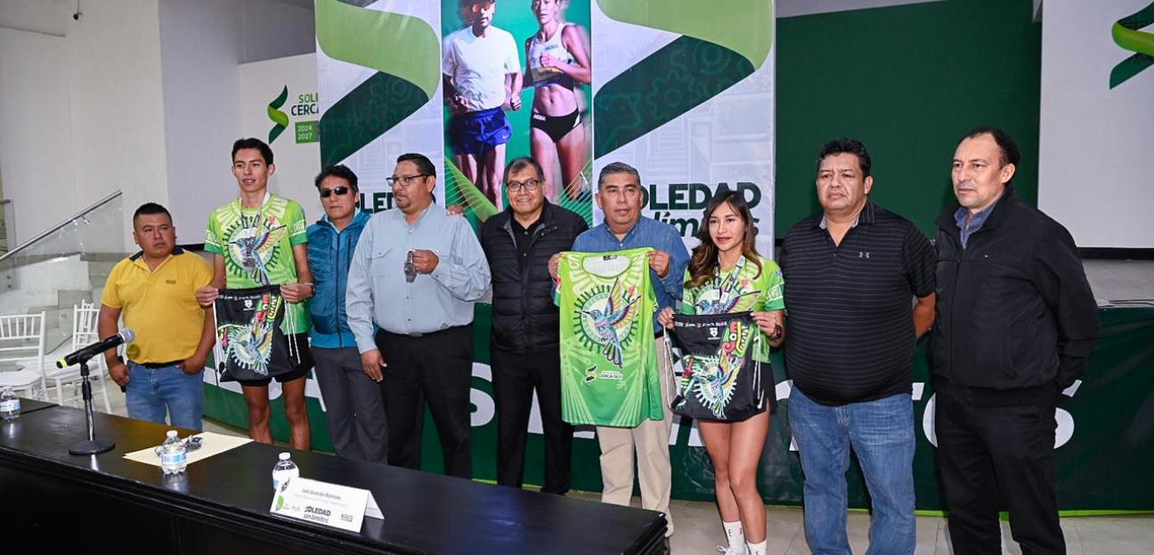 Alcalde Juan Manuel Navarro encabeza presentación oficial de la playera y medalla del Marathón TV 2025