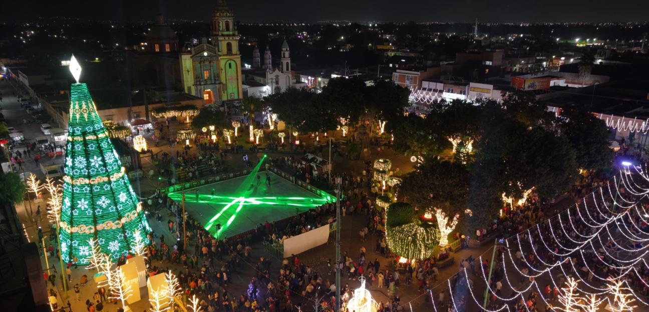 Juan Manuel Navarro enciende la magia y la alegría de la navidad en la plaza principal de Soledad