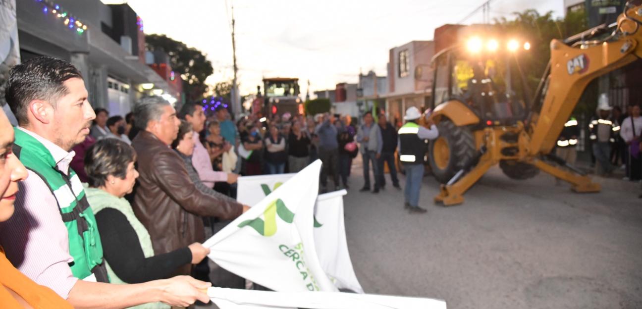 Juan Manuel Navarro arranca pavimentación en Prados de Soledad y refuerza atención directa a la ciudadanía
