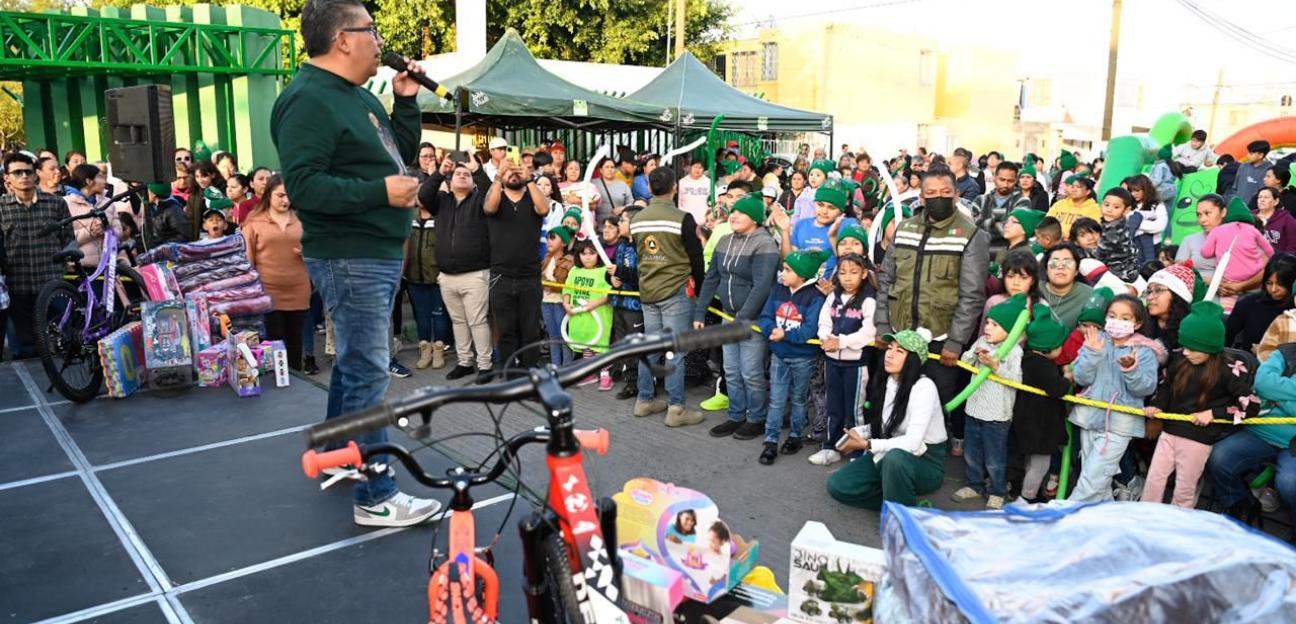 Alcalde Juan Manuel Navarro continúa llevando la magia de la navidad a las familias soledenses