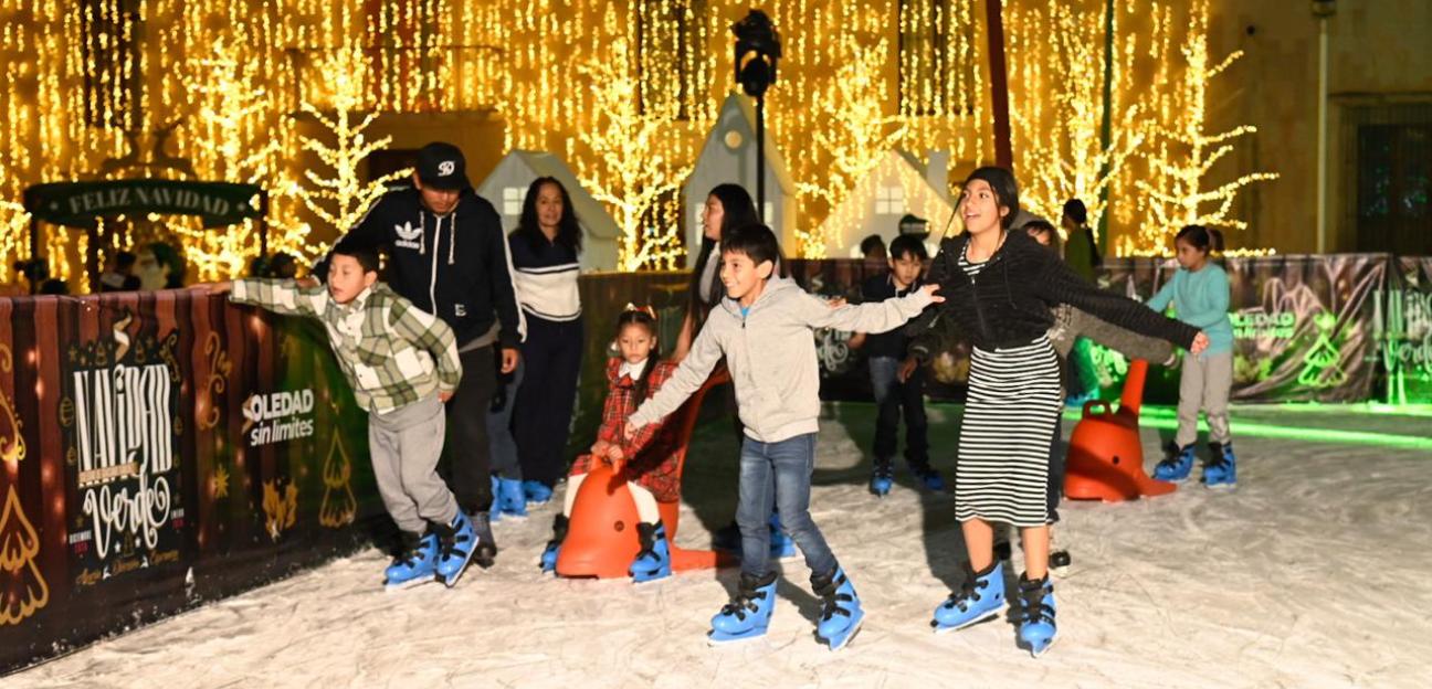 Soledad mantiene viva la magia navideña en su plaza principal