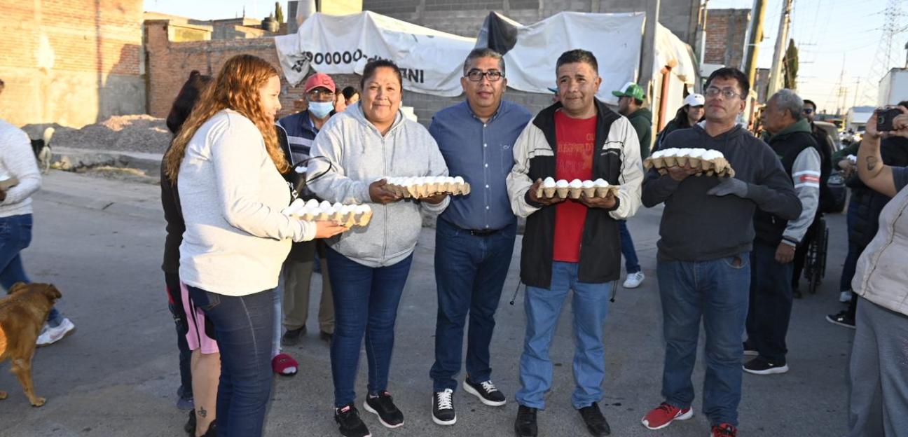 Alcalde Navarro Muñiz recorre más colonias para entregar apoyo alimentario a las familias