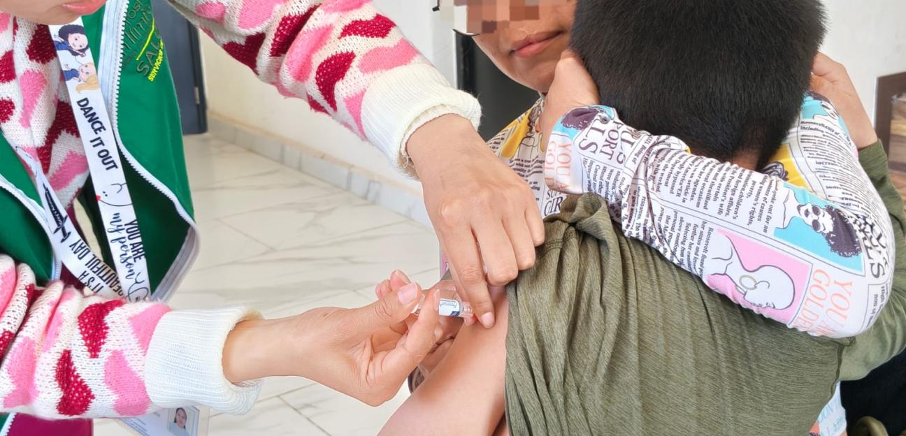 Familias soledenses reciben vacunación contra sarampión en el teatro Doroteo Arango