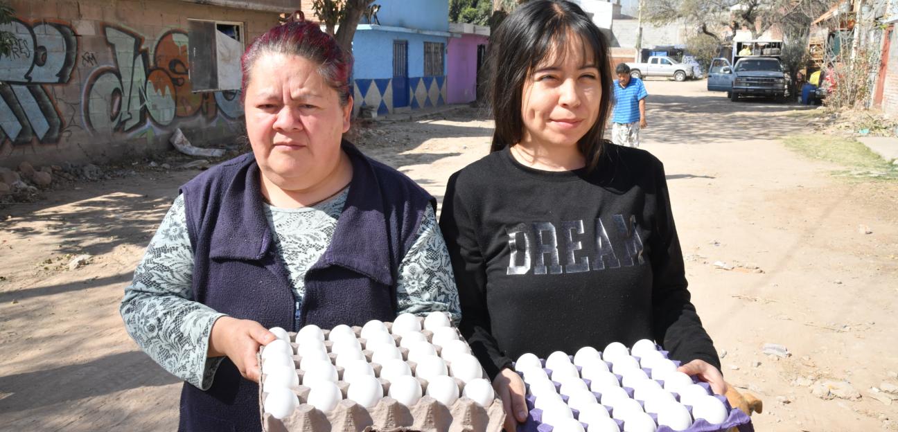 Juan Manuel Navarro acerca apoyo alimentario a familias de la Zona oriente con programa Casa por Casa