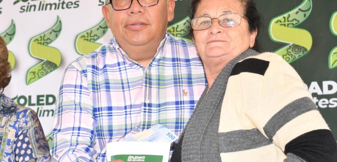 Juan Manuel Navarro entrega apoyos económicos a adultos mayores en la colonia San Antonio