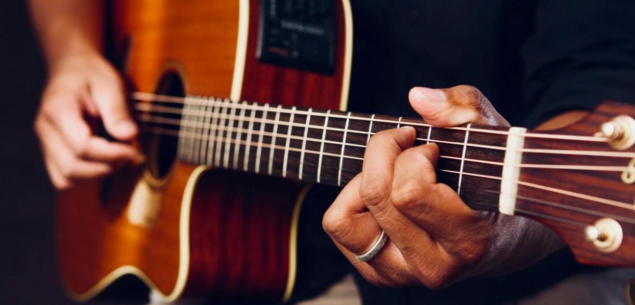 Concierto de guitarras y voces que despiertan recuerdos llegan al teatro de Soledad