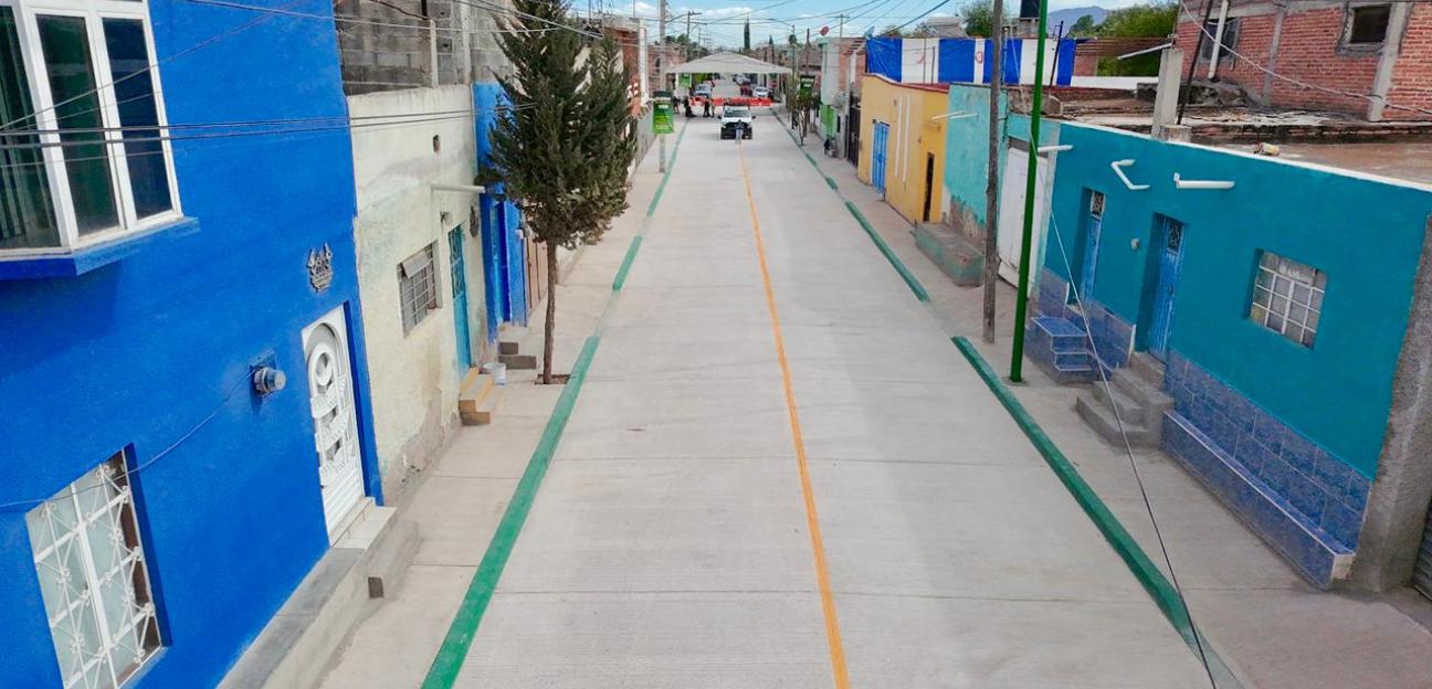 Juan Manuel Navarro inaugura pavimentación de calle y alumbrado en cabecera municipal