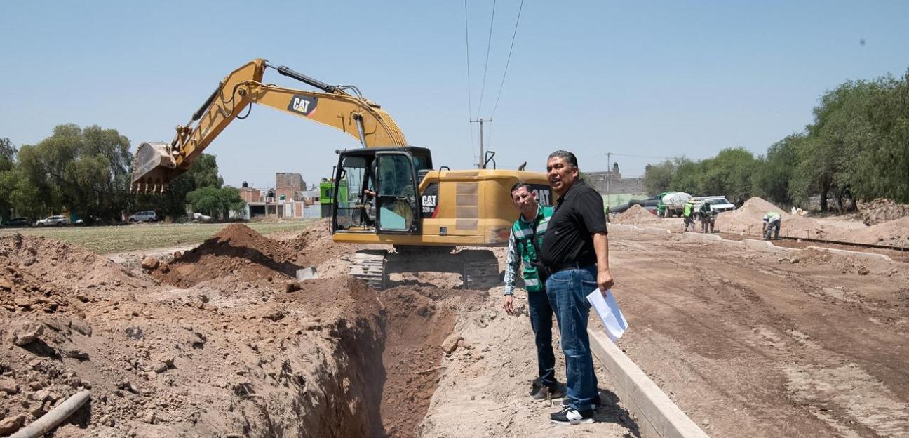 Juan Manuel Navarro supervisa pavimentación de avenida Ponciano Arriaga, una vía estratégica para el desarrollo