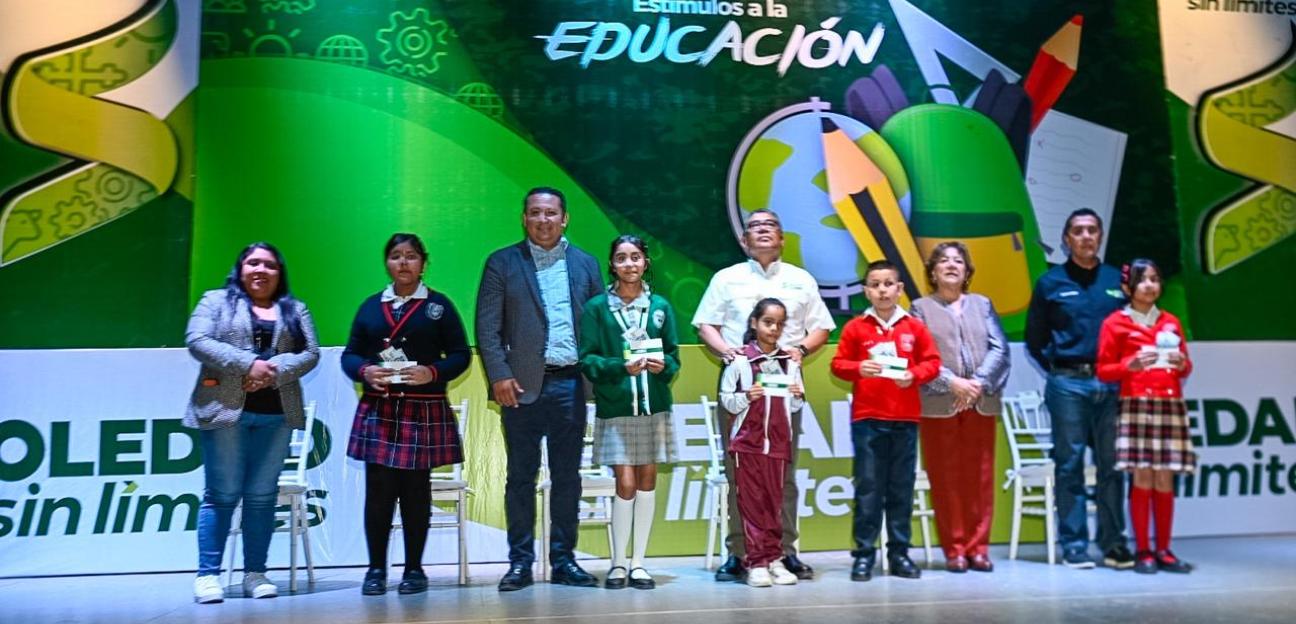 Juan Manuel Navarro encabeza entrega de estímulos económicos a estudiantes de alto promedio